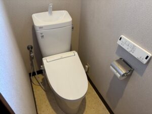 新設されたリクシル アメージュ便器とシャワートイレ。清潔感のある白い便器が空間を明るく演出