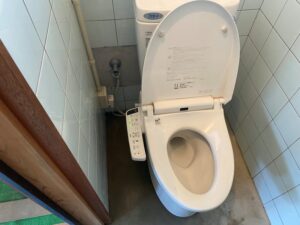 洋式便器とシャワートイレが設置され、清潔で使いやすい外用トイレに生まれ変わった完成状態