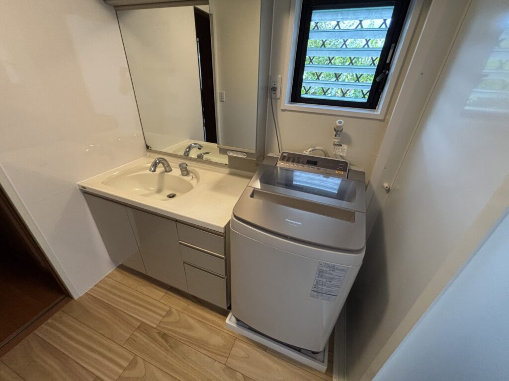 洗面脱衣室全体の完成状態。天井・壁・床が新しく仕上げられ、清潔感のある空間に生まれ変わっている