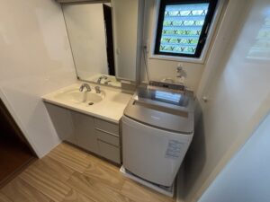洗面脱衣室全体の完成状態。天井・壁・床が新しく仕上げられ、清潔感のある空間に生まれ変わっている