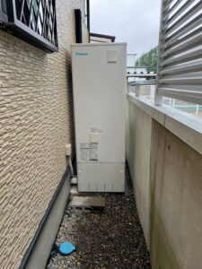 完成後のダイキン製エコキュート本体。ベージュの縦型筐体が壁際にすっきりと設置され、上部にはダイキンのロゴが見える