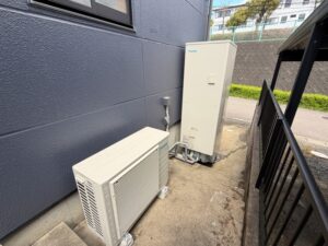 新設されたダイキンエコキュートEQA37ZVとヒートポンプユニット。白い外装で統一され、屋外に整然と設置されています
