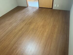 完成した洋室の床面。木目調のフローリングが全面に張られ、明るく清潔な印象です。