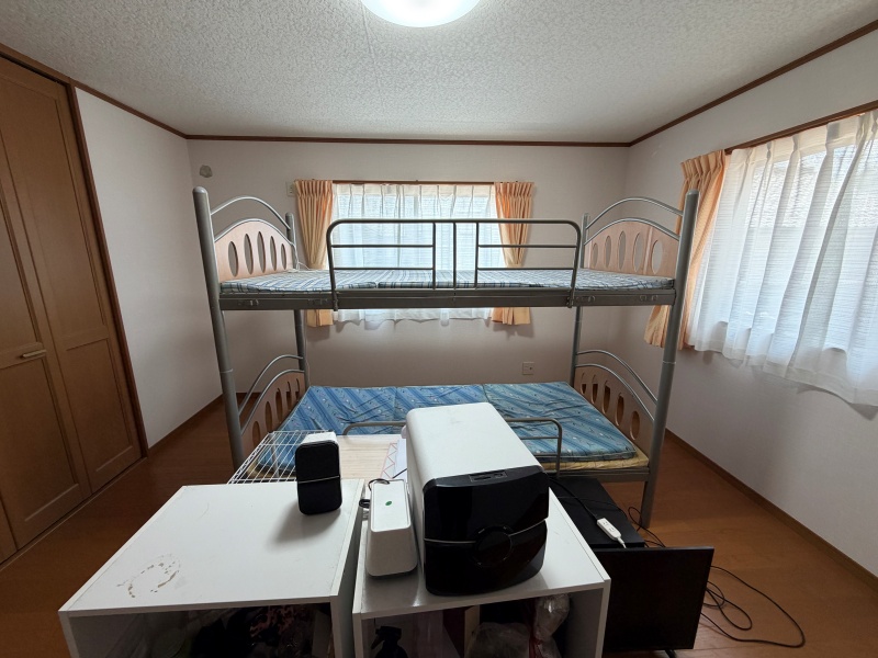別角度から見た洋室。白く清潔な印象です