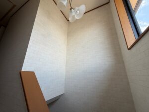 完成した階段。2階廊下から同一クロスを張り統一感を持たせています