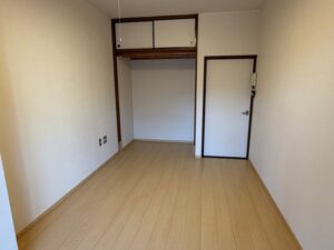 押し入れ跡も含めて壁面クロスを全面張替え。明るく清潔感のある仕上がりで、収納スペースも洋室として一体的に使える空間に