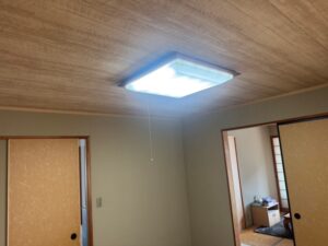 天井の完成状態。新しいクロスが張られ、中央にはLED照明が設置されています。雨漏り跡は完全に消えました。