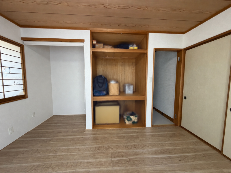完成した和室の別角度。左のもともと床の間の部分にはロールスクリーンを設置しました