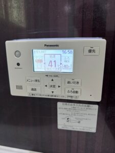 新設されたPanasonicリモコンの表示画面。時刻16:58、タンク残湯量41、給湯温度40℃などが見やすく表示されています