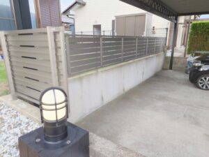 カーポート下から見た完成後の全景。フェンスが塀の全長にわたって設置され、庭側からの視線を遮りつつ風通しを保ちます。