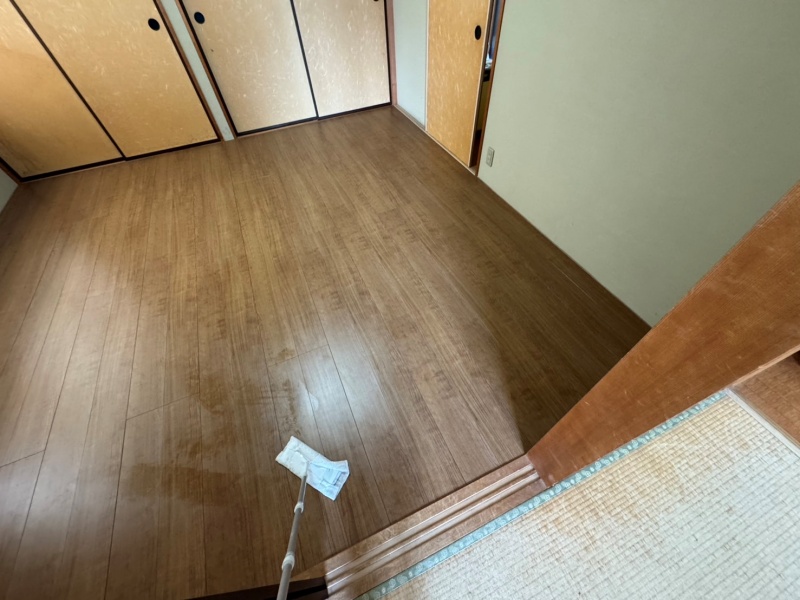 襖と障子を残した和洋折衷の仕上がり。既存の壁のグリーンが空間に柔らかな印象を与えています。