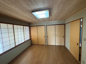 完成後の室内。木目フローリングと木目調の天井クロスがマッチして落ち着いた雰囲気になりました。