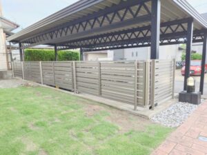 庭側から見たフェンスの連続設置。5枚のパネルがコーナー継手目隠と切詰端部カバーで美しく連結され、統一感のある仕上がりです。