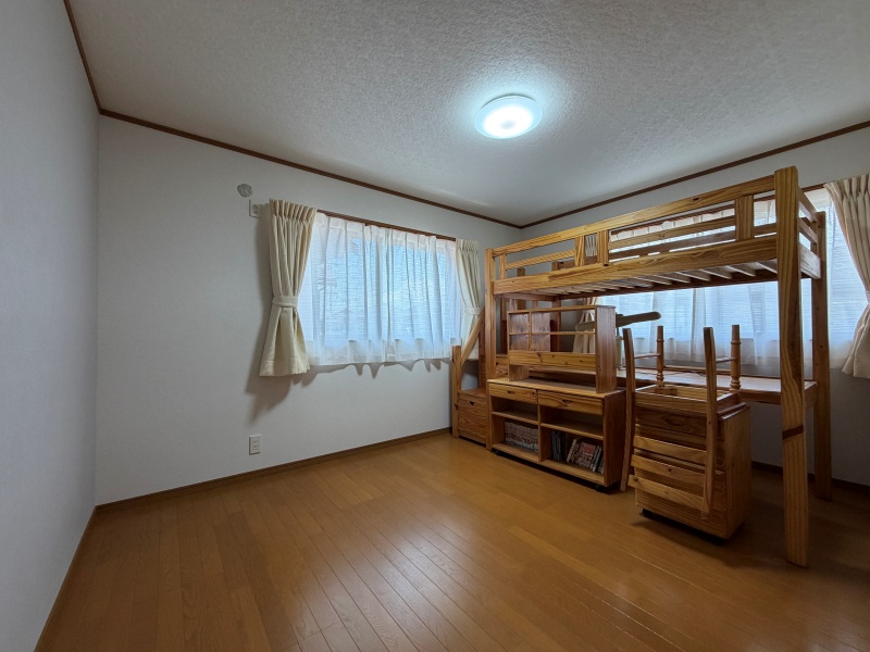 完成した洋室の別角度。壁面全体に新しいクロスが張られ、すっきりとした印象です