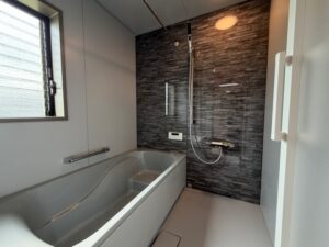 完成した浴室全景。壁面、浴槽、床、天井をすべてグレーをセレクトした統一感あるカラーコーディネートです。