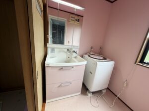 完成した洗面室。クリナップ ファンシオと壁面クロスがピンク色でかわいらしい仕上がりです。