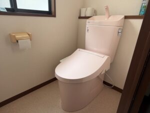 完成した2階トイレ。LIXILアメージュ便器リトイレ（ピンク・手洗い付き）とシャワートイレKBシリーズが設置され、壁紙と床材が新しくなりました