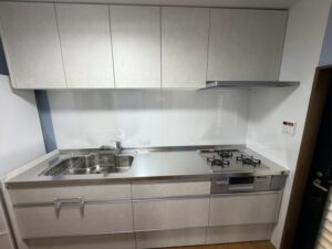 キッチンは美・サイレントシンク、ガラストップコンロ、壁面にはマグネット対応のクリン壁パネルが張られています。