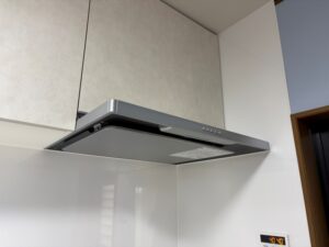 フラット型レンジフード。薄型ですっきりした印象でお掃除も楽々です。