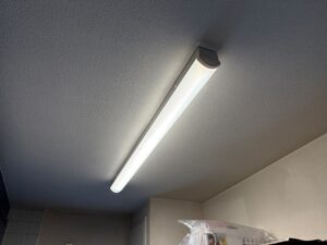 完成した照明器具。Panasonic製のLEDシーリングライトが天井に取り付けられ、明るく均一な光を放ちます