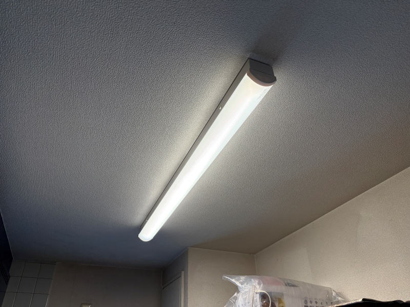 完成した照明器具。Panasonic製のLEDシーリングライトが天井に取り付けられ、明るく均一な光を放ちます