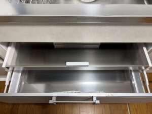 完成したキッチンのシンク下収納。ステンレス製でこぼしてもふき取りやすい仕様です。