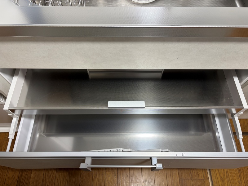 完成したキッチンのシンク下収納。ステンレス製でこぼしてもふき取りやすい仕様です。
