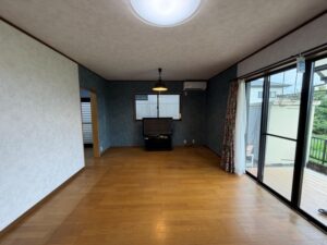 クロスの張り替えを行った室内。部分的にアクセントカラーを使用してモダンな印象になりました。